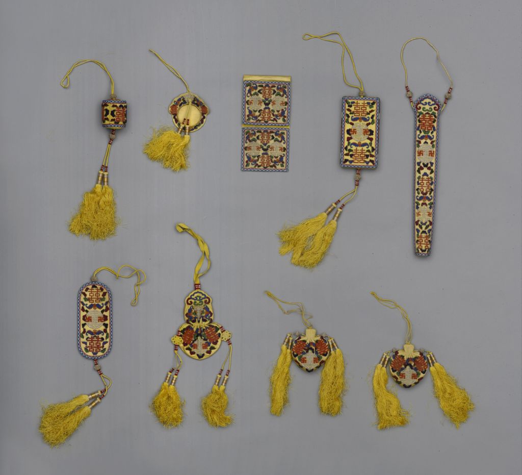 图片[1]-Yellow satin beaded embroidered bat longevity double happiness plan-China Archive